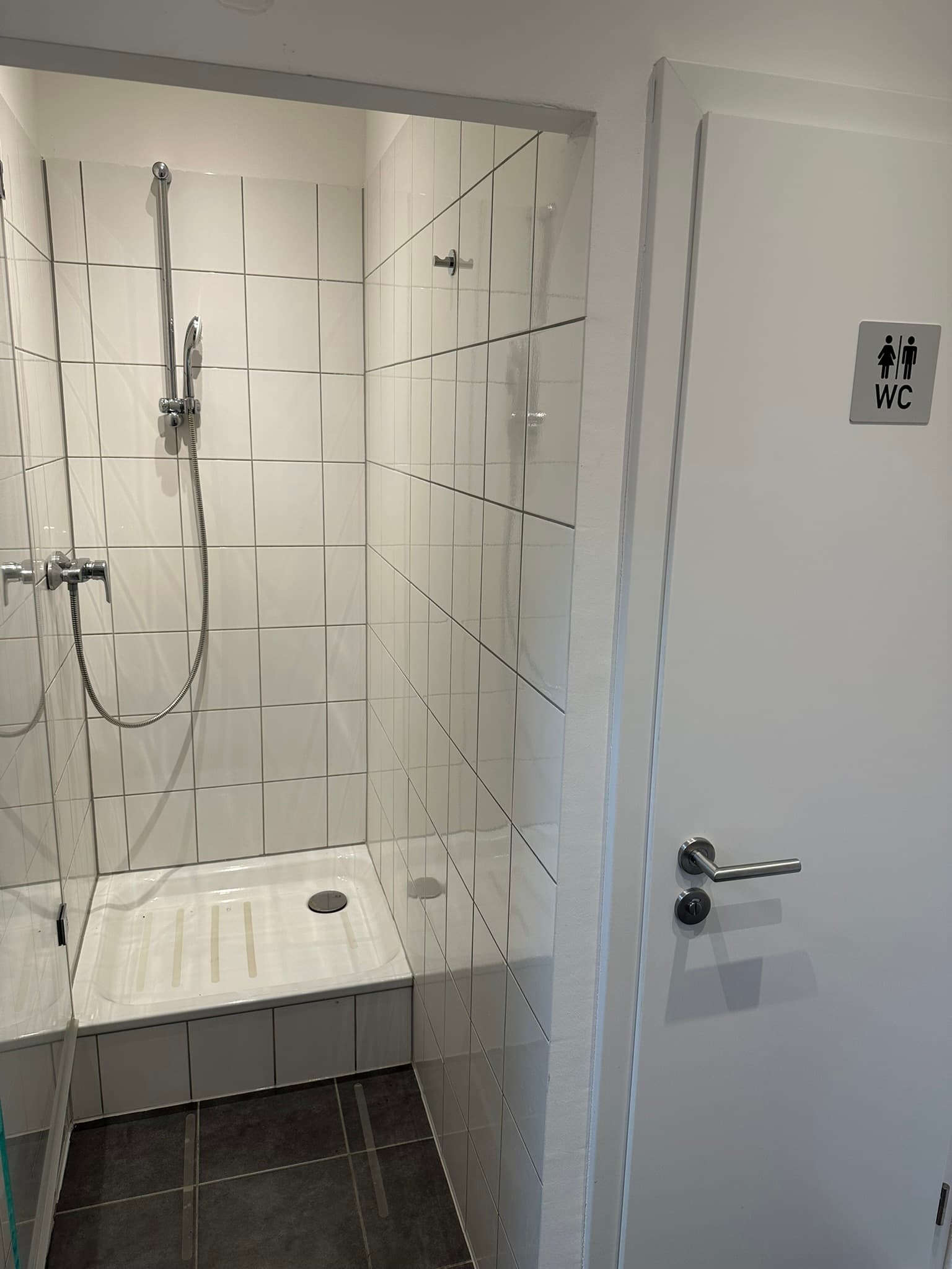 Badezimmer mit Dusche und WC im Gaming Loft Düsseldorf