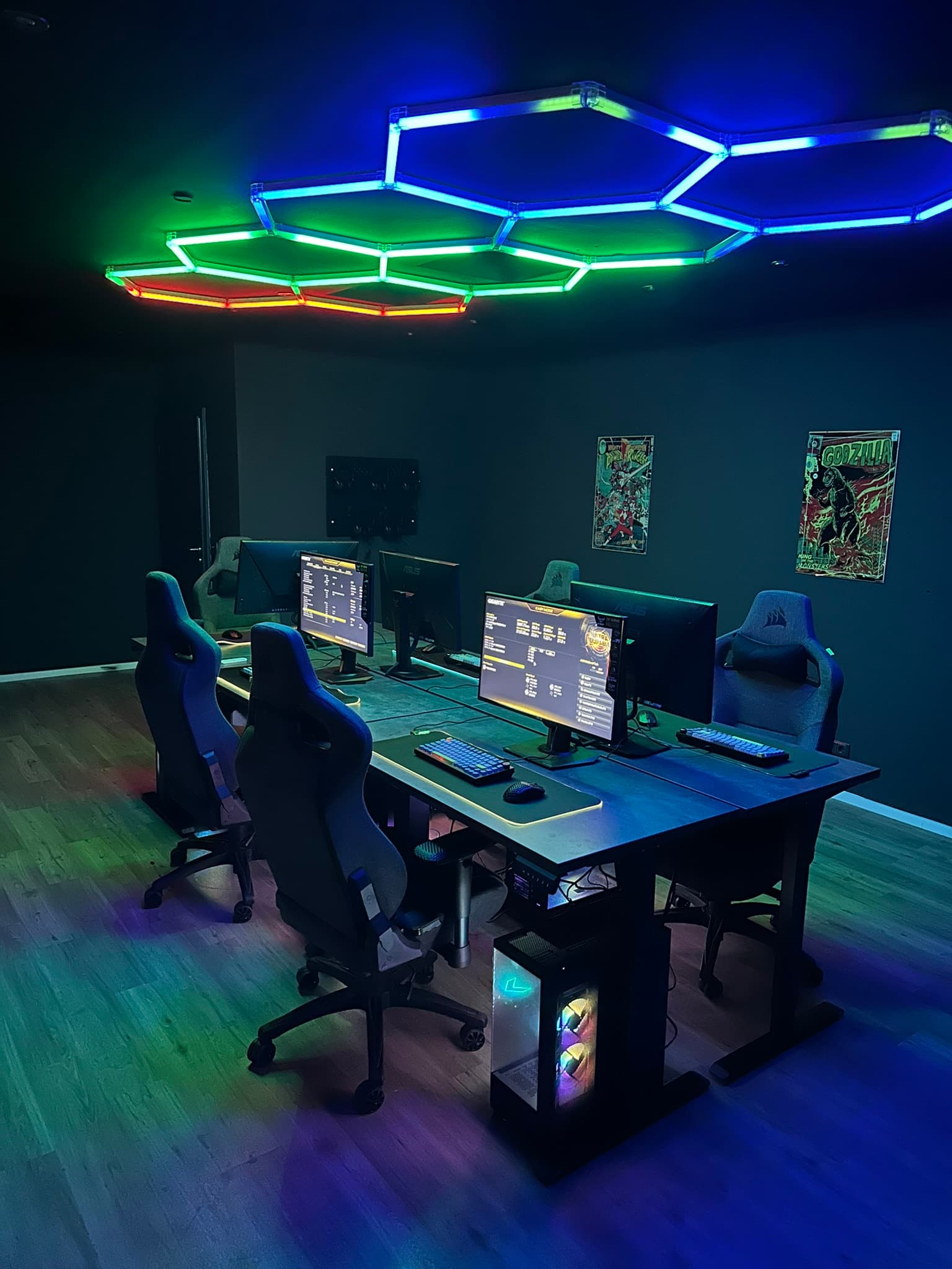 Gaming Battlestations mit RGB Grün Neon Beleuchtung und Hexagon Deckenlichtern