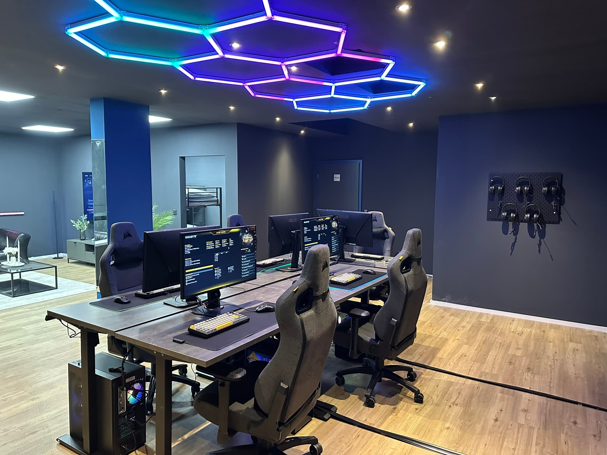 Gaming Raum Panorama mit Headset Wandhalterung und 5 Spielplätzen