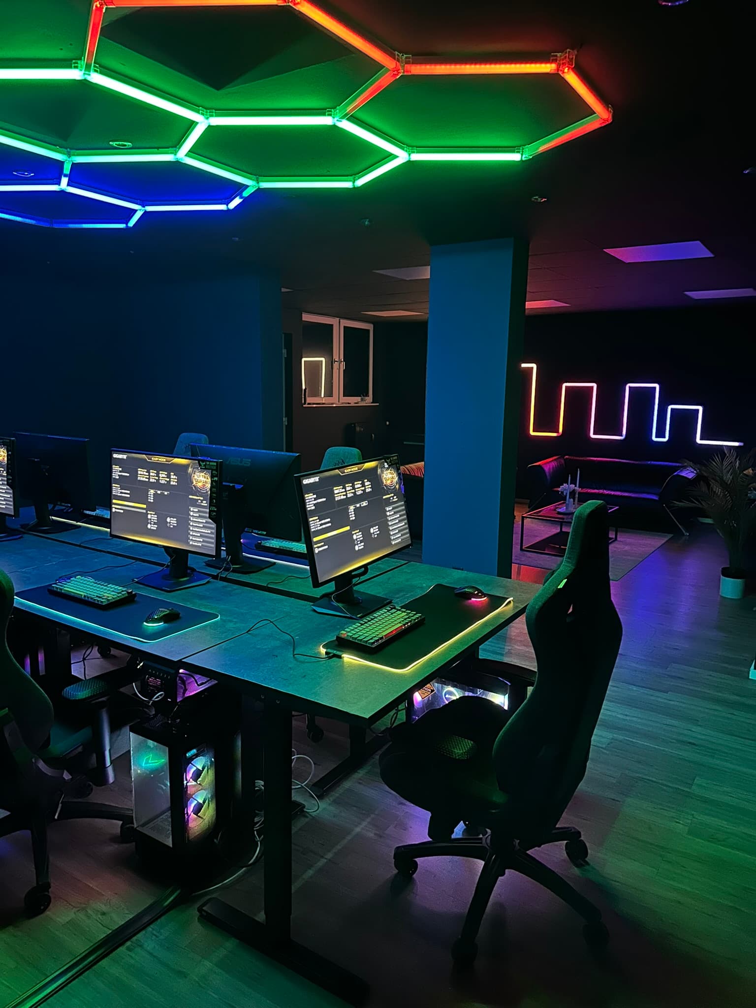 Gaming Loft Düsseldorf - RGB Neon Panorama mit Gaming-Bereich und PS5 Lounge