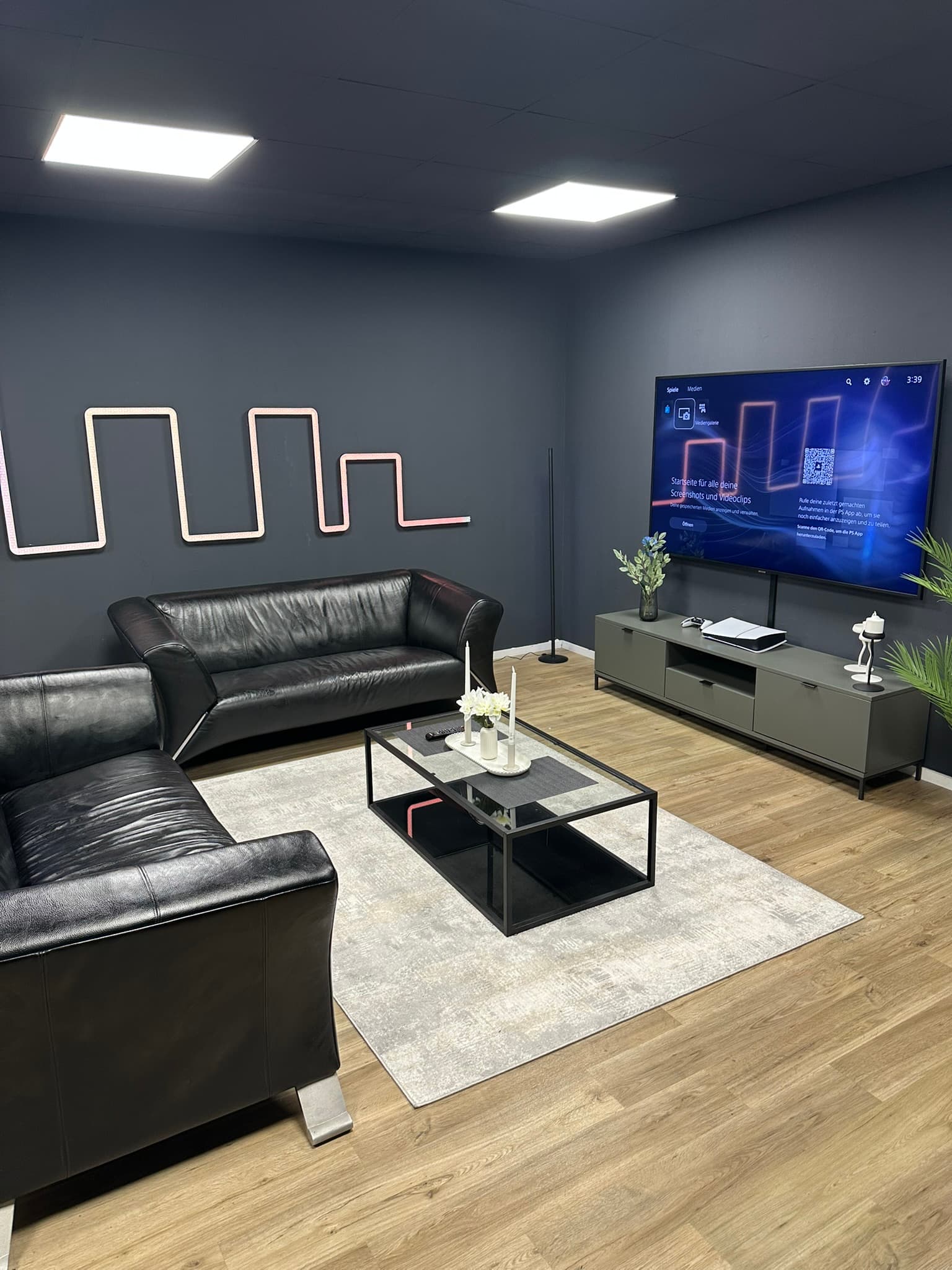 Lounge mit Ledercouch und PS5