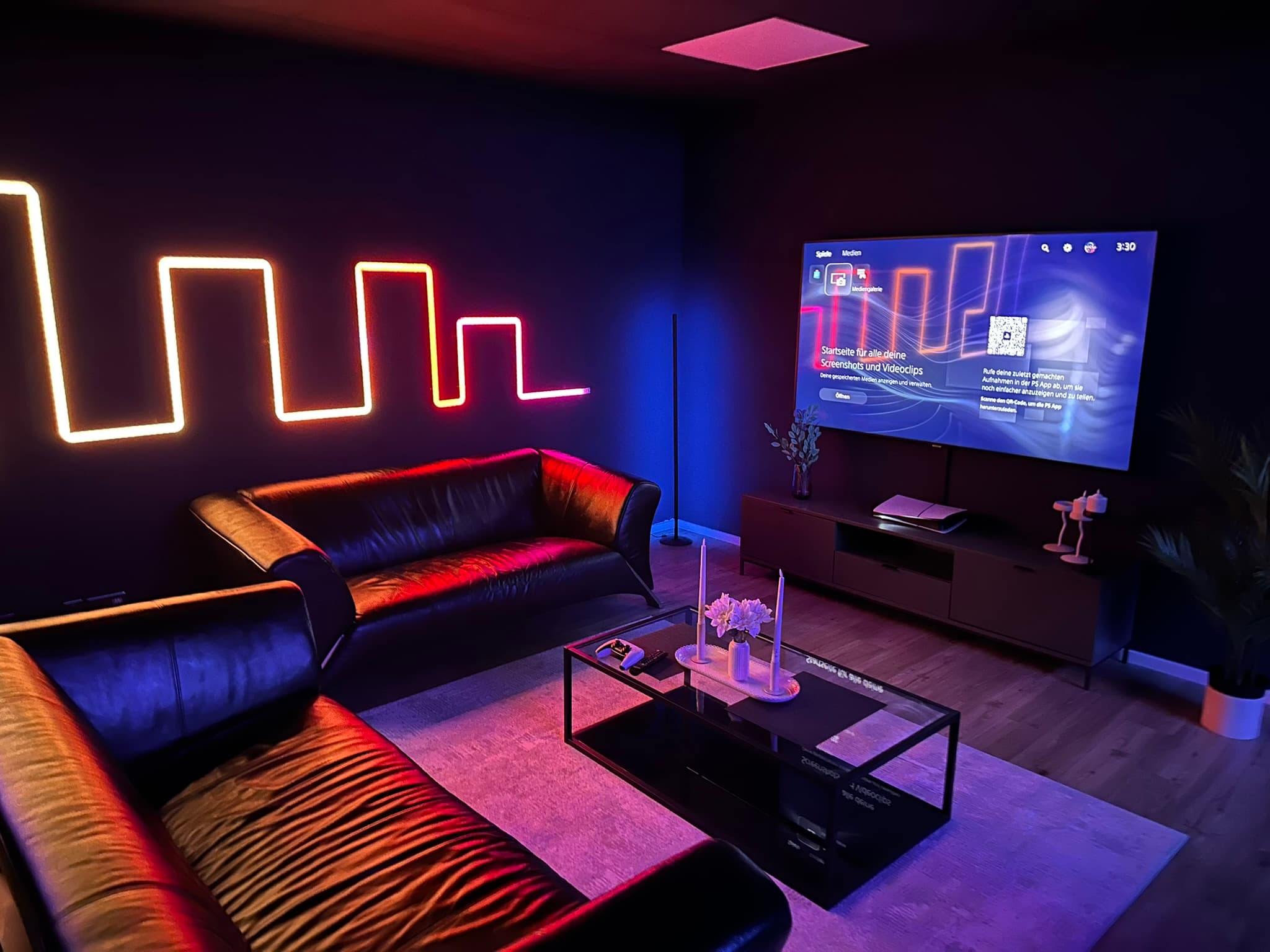 PS5 Lounge mit 75 Zoll TV und Neon Wandbeleuchtung im Gaming Loft Düsseldorf