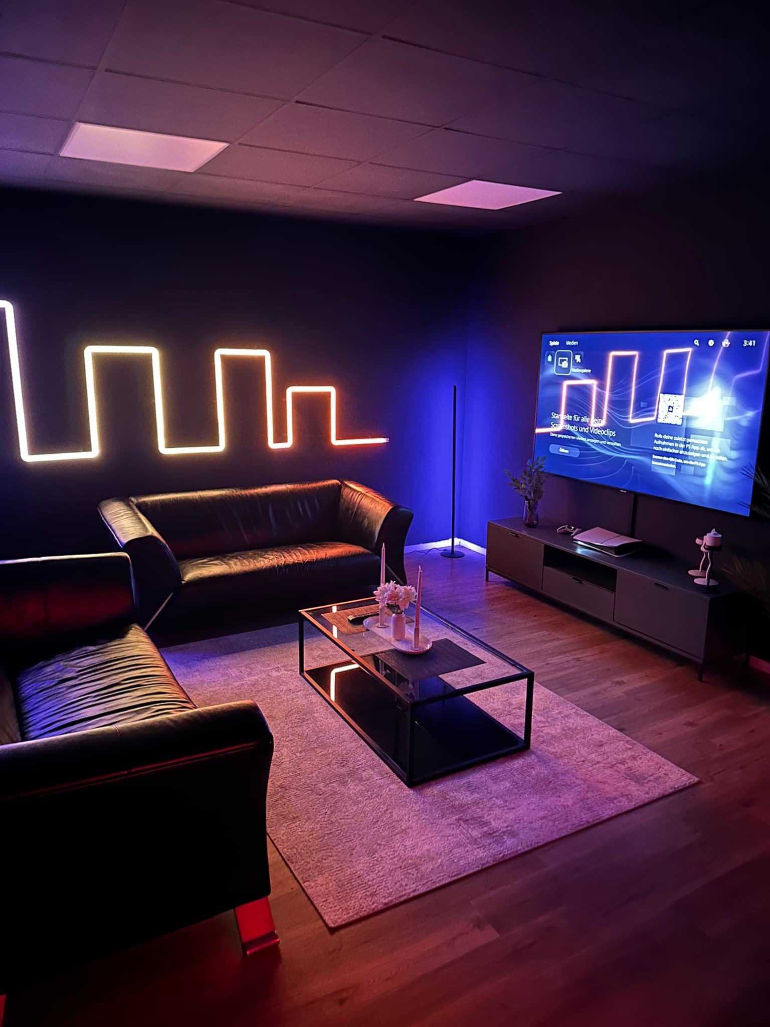 PS5 Lounge mit Ambient Beleuchtung