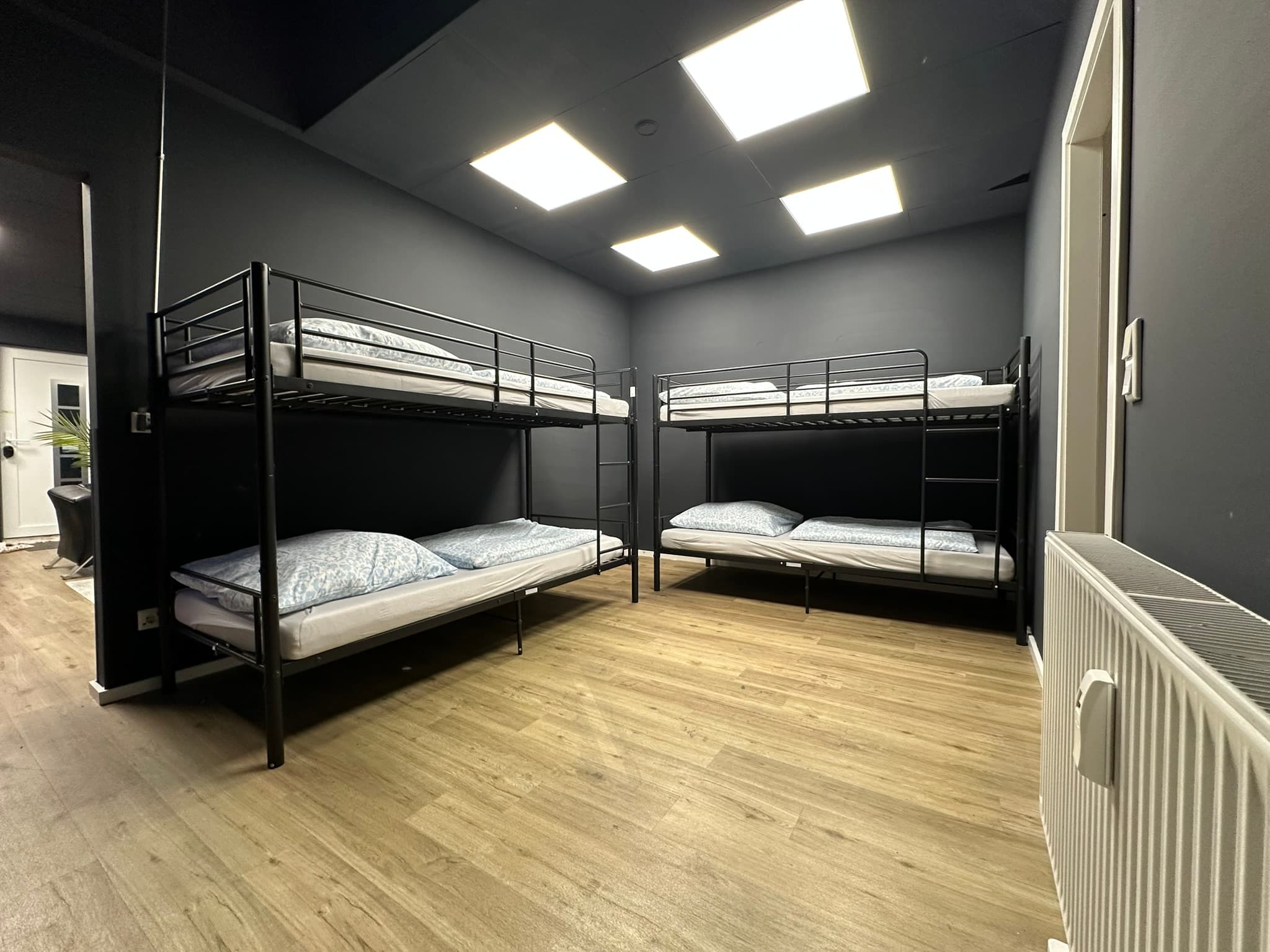 Schlafzimmer mit Etagenbetten und 6 Schlafplätzen im Gaming Loft Düsseldorf