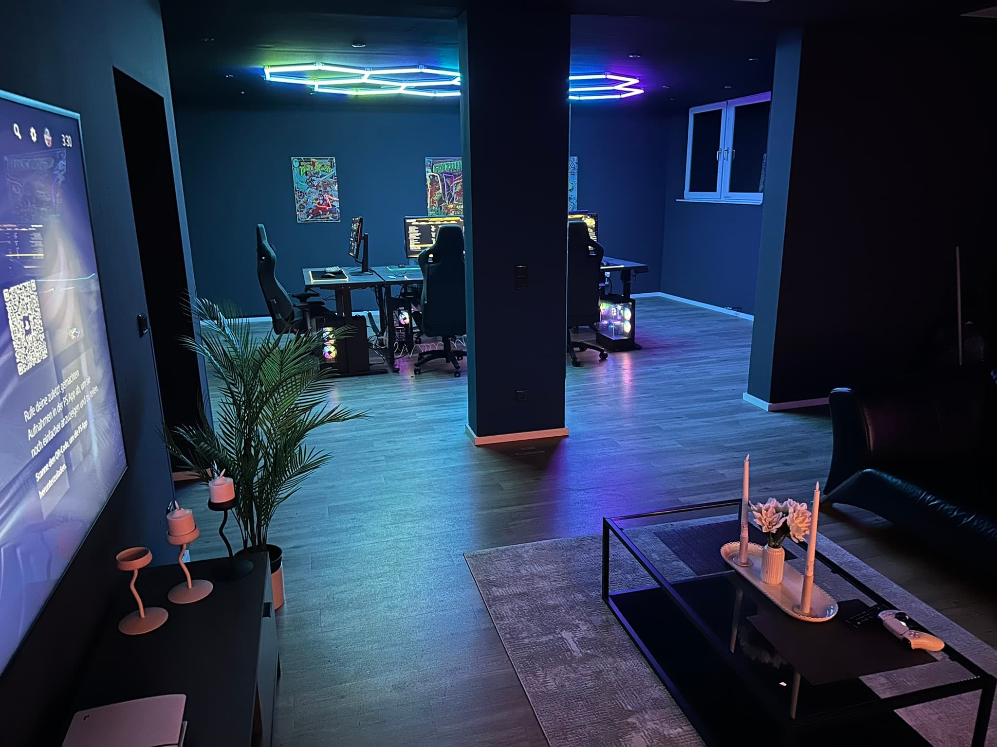 Gaming Loft Übersicht mit Lounge und Gaming-Bereich