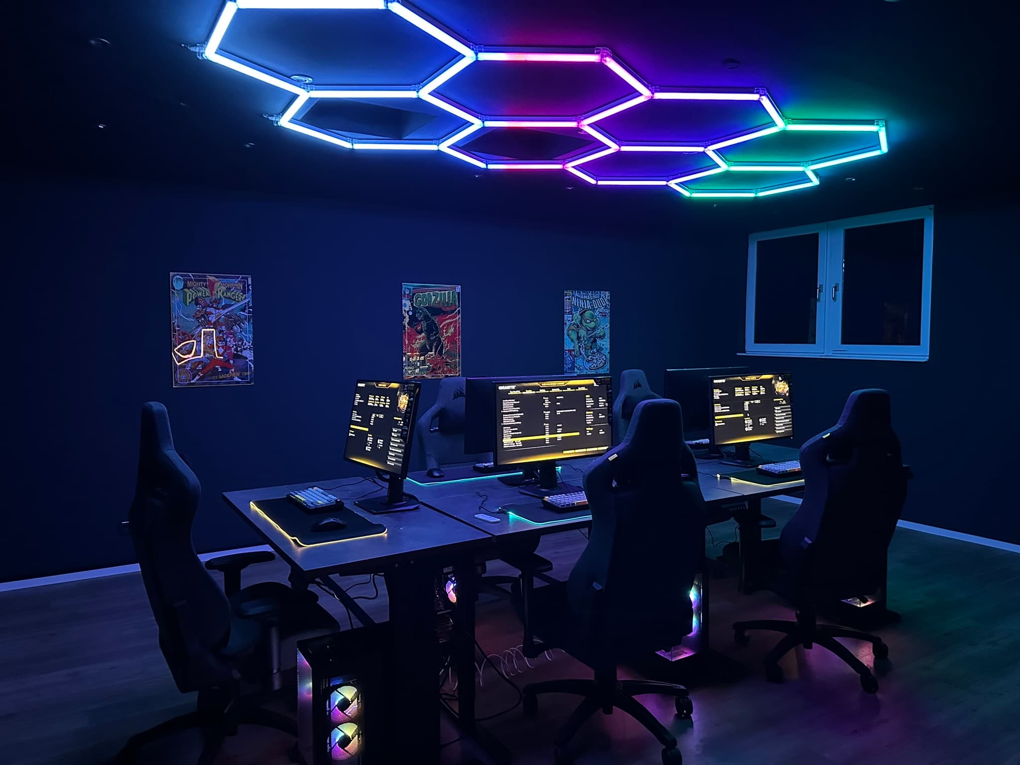 Gaming Raum mit RGB Hexagon Neon Beleuchtung und 5 High-End PC Stationen