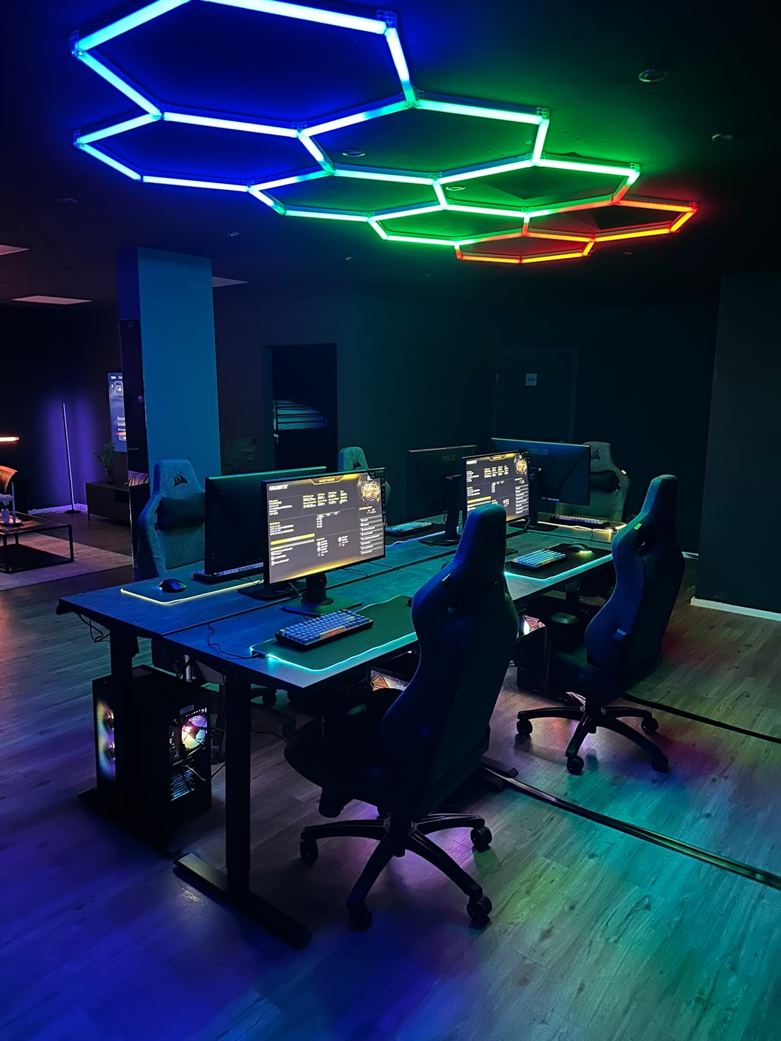 Gaming Stations mit Neon Blau-Grün Beleuchtung