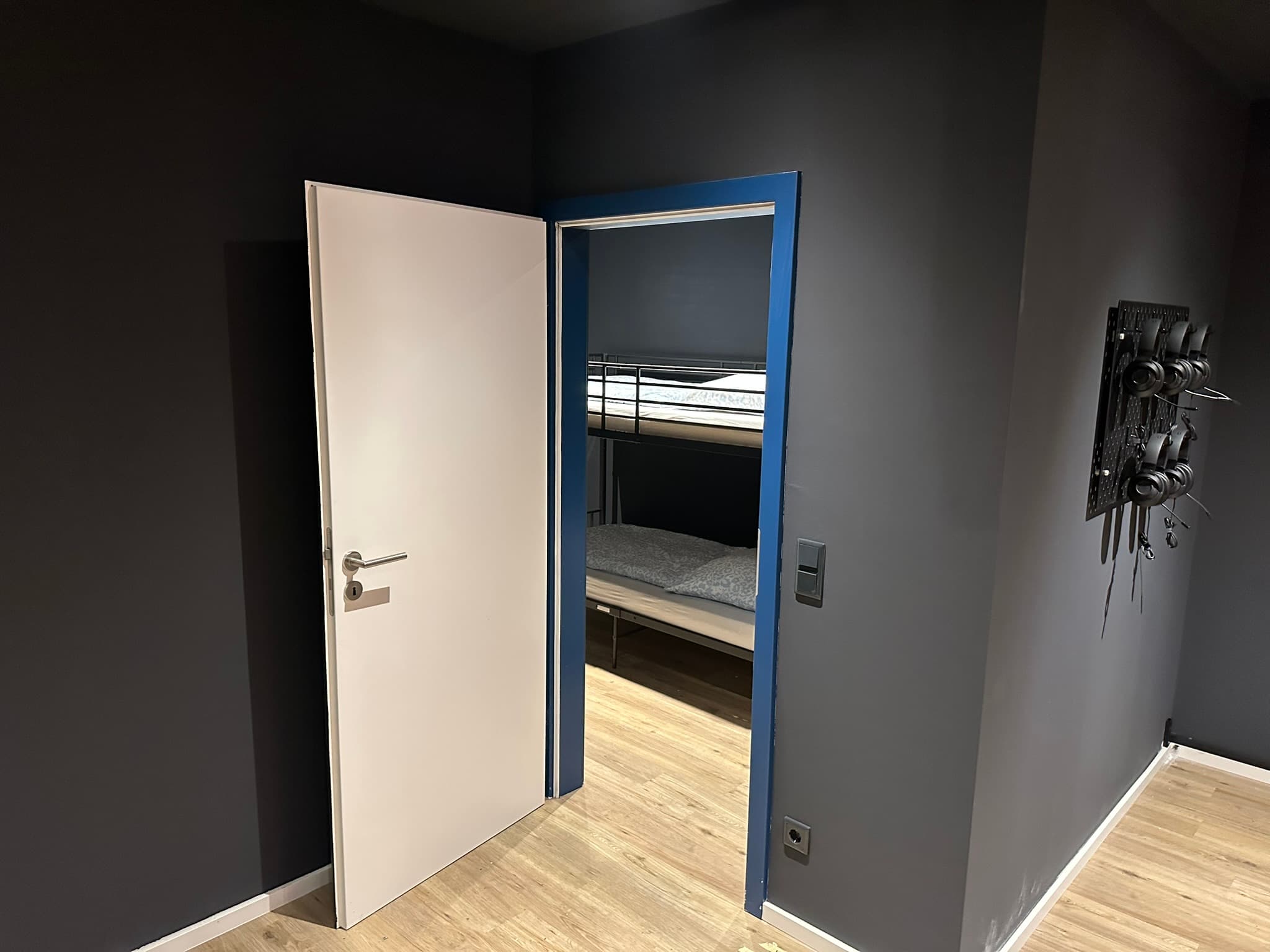 Schlafzimmer Eingang mit Headset Wandhalterung